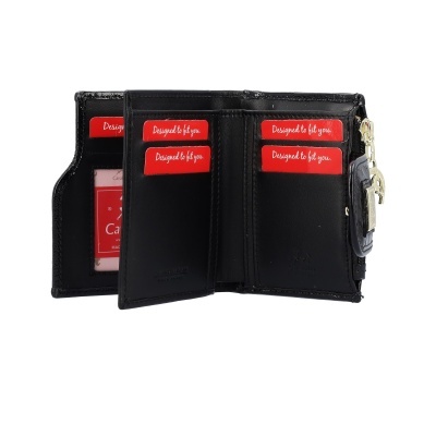 Carteira preta em couro com vários compartimentos e etiquetas vermelhas