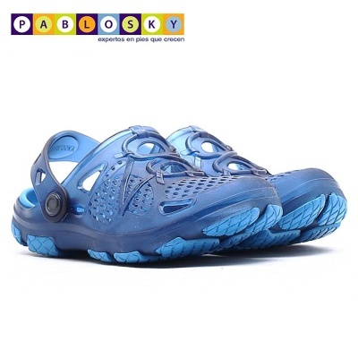 Calçado azul estilo sandália com sola antiderrapante e texto PABLOSKY