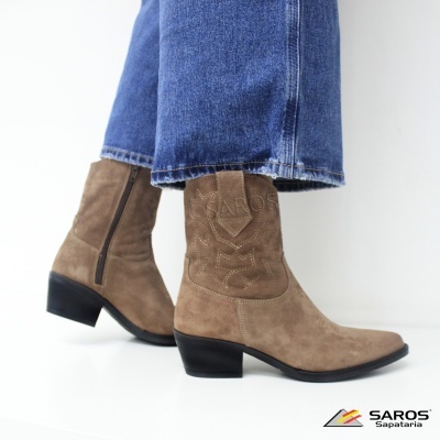 Botas castanhas de camurça com salto preto e costura decorativa