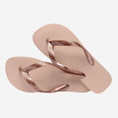 Chinelos Havaianas rosa claro com tiras metálicas cor de cobre