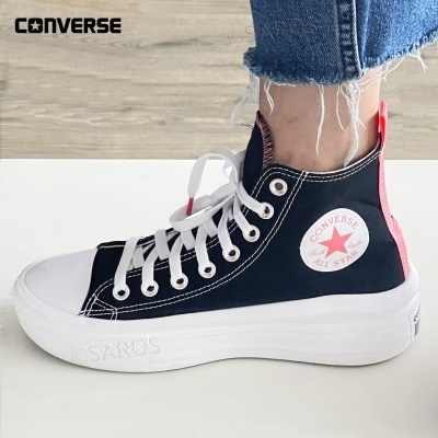 Ténis tipo Converse All Star preto e branco com sola grossa e detalhes rosa.