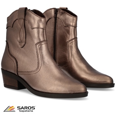Botins de pele metalizada bronze com fecho lateral e salto baixo