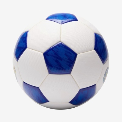 Bola de futebol branca com pentágonos azuis e textura rugosa