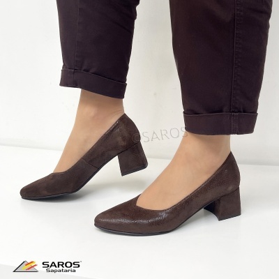 Sapatos castanhos de salto médio com padrão sutil