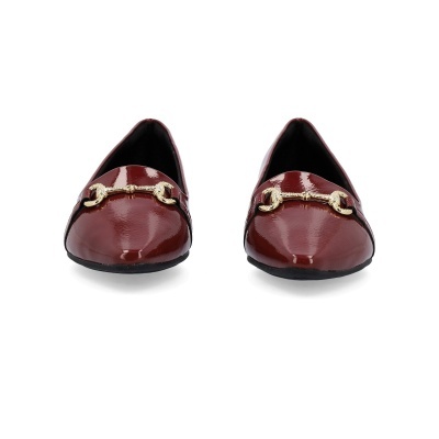 Mocassins femininos vermelhos com detalhe dourado