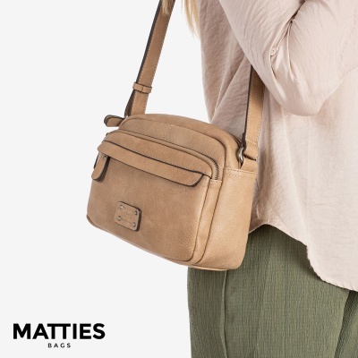 Mala bege de ombro em pele sintética com bolso frontal e alça ajustável.