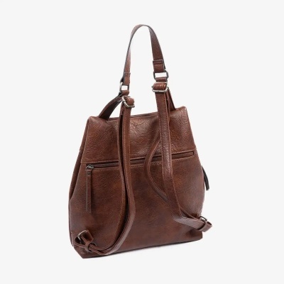 Mochila castanha de material semelhante a pele com alças ajustáveis