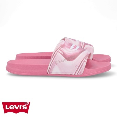 Chinelo rosa da Levi's com padrão marmoreado branco e rosa e logo Levi's