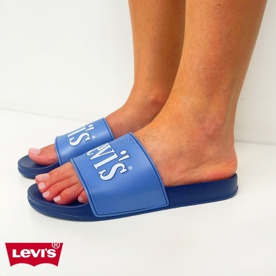 Chinelos azuis Levis com logótipo branco em fundo branco