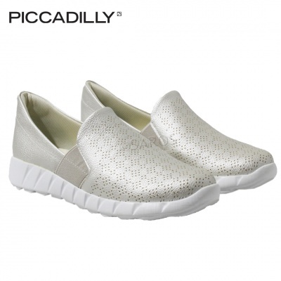 Sapatos slip-on femininos prata perfurados com sola branca da marca PICCADILLY em fundo branco