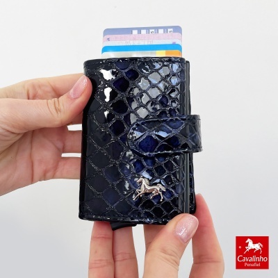 Carteira preta texturizada com detalhe metálico de cavalo e cartões saindo no topo