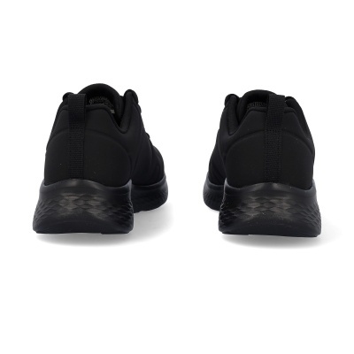 Sapatilhas pretas vistas de trás em fundo branco.