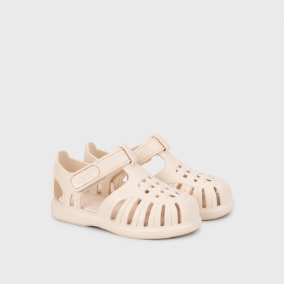 Sandálias infantis creme perfuradas com fecho de velcro