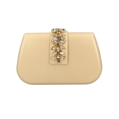 Mala de mão bege com fecho decorado com pedras