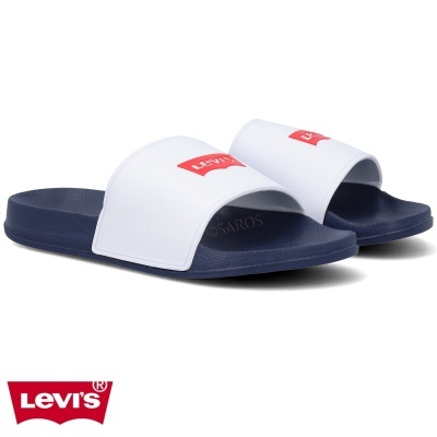 Chinelos Levi's brancos com sola azul escura e logo vermelho