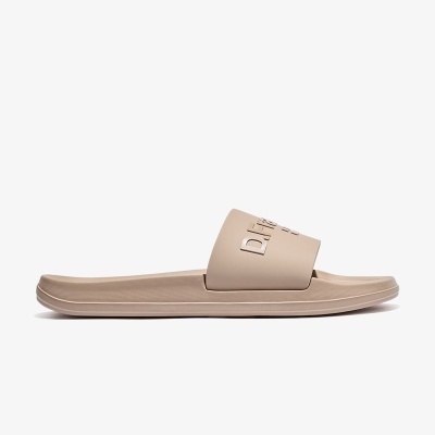 Chinelo tipo slide castanho claro com texto em relevo Dr. Feet