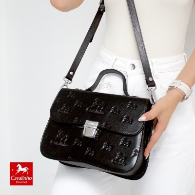 Bolsa preta Cavalinho com padrão de cavalos em relevo e fecho prateado