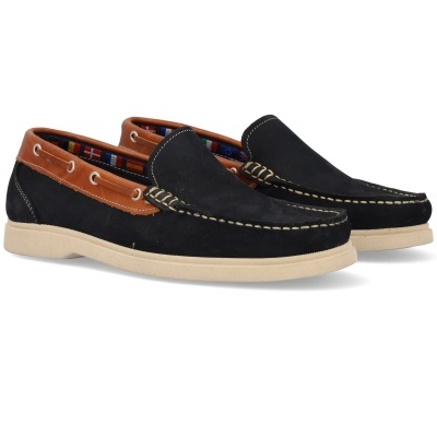 Sapatos mocassim em camurça preta com detalhes em pele castanha e sola bege