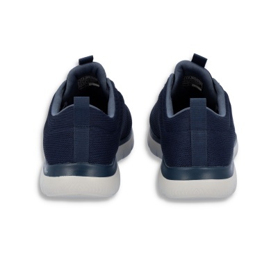 Par de ténis desportivos azul escuro com sola branca vistos de trás