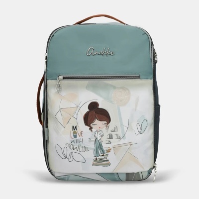 Mochila retangular azul claro e bege com ilustração e texto IN LOVE WITH KNOWLEDGE