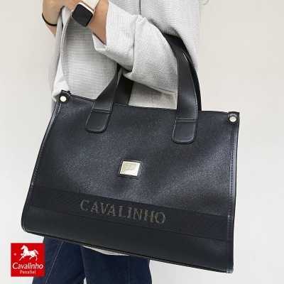 Mala preta Cavalinho com alças e detalhes dourados