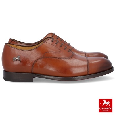 Sapatos de pele castanha com detalhe de cavalo metálico e logo Cavalinho