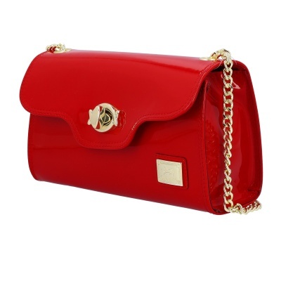 Bolsa vermelha com corrente dourada e fecho dourado