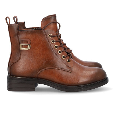 Botas castanhas em pele com atacadores e sola preta