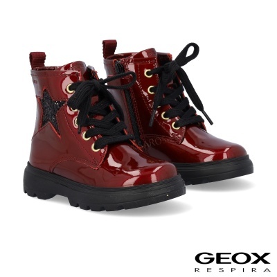 Botas vermelhas de criança com detalhe de estrela preta e atacadores pretos