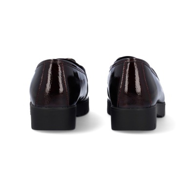 Sapatos de senhora em pele castanha escura verniz vistos de trás