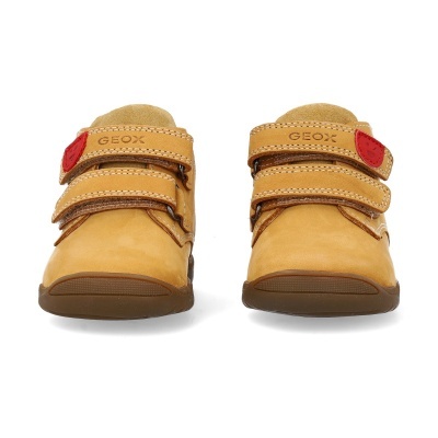 Par de sapatos infantis bege Geox com fecho em velcro e detalhe vermelho