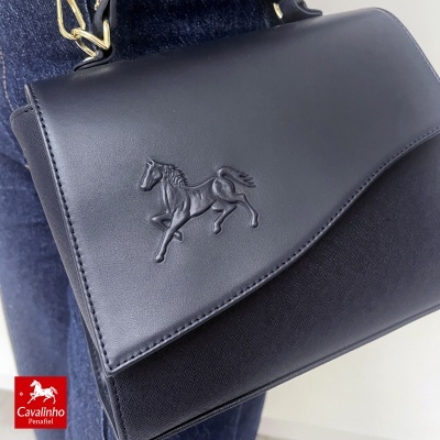 Mala preta com aba em couro e detalhe de cavalo em relevo
