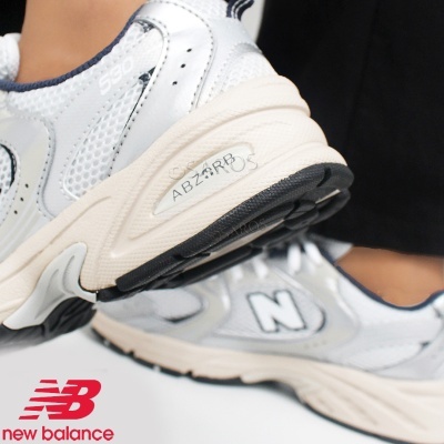 Ténis New Balance 530 branco e prateado com detalhes pretos e sola clara