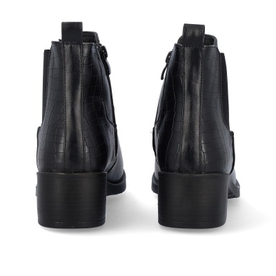 Botas pretas com padrão de pele de crocodilo vistas de trás