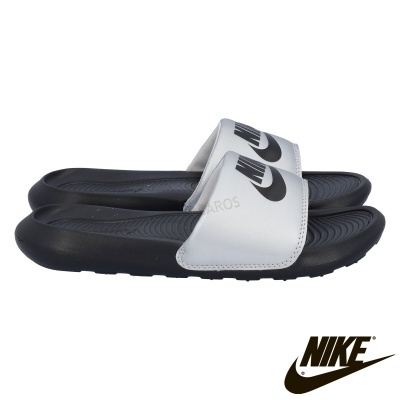 Chinelos Nike pretos e brancos com logo na tira e base preta