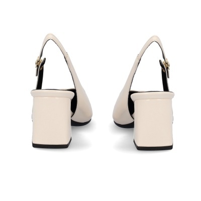 Sapatos de salto alto creme com tiras e salto quadrado.