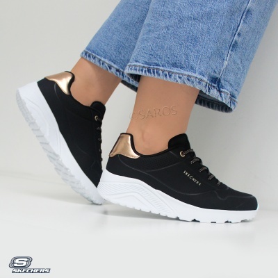 Ténis Skechers pretos com detalhes dourados e sola branca