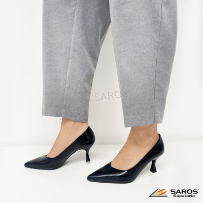 Sapatos de salto médio pretos em couro com calças cinzentas