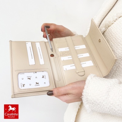 Carteira bege em couro aberta com vários compartimentos para cartões e logotipo Cavalinho.