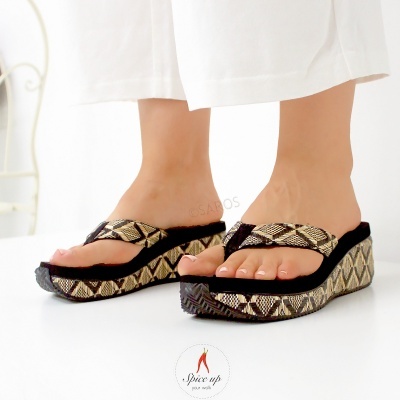 Sandálias plataforma com padrão geométrico e solas pretas