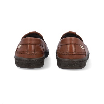 Sapatos mocassins castanhos em pele, vista de trás