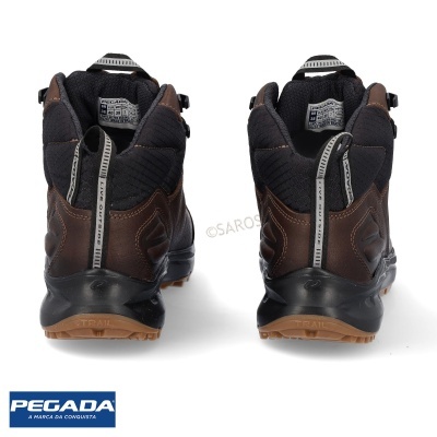 Botas de caminhada castanhas e pretas vistas de trás com sola castanha e etiquetas visíveis, sobre fundo branco com logótipo PEGADA.