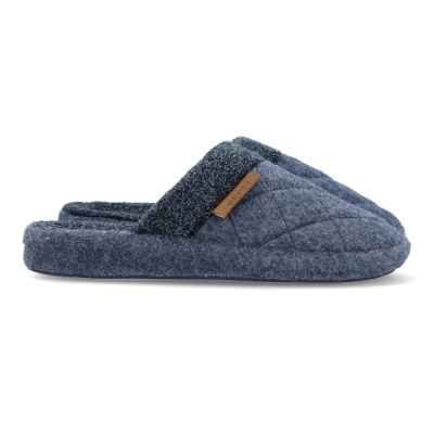 Pantufas azuis acolchoadas com etiqueta castanha