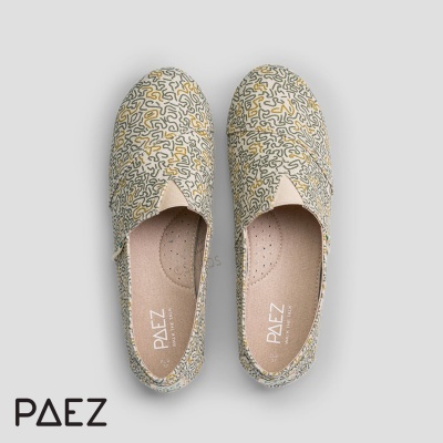 Par de alpargatas PAEZ com padrão abstrato em tons bege, cinza e amarelo