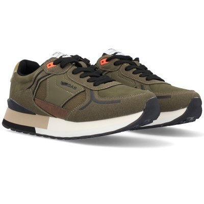 Ténis verdes, castanhos e pretos com atacadores pretos e sola branca.