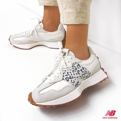 Ténis New Balance branco e bege com padrão de pele de leopardo cinzento e branco e sola castanha