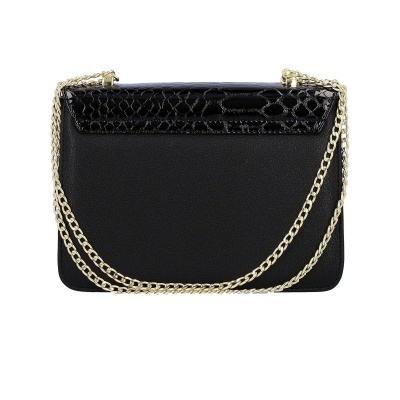 Mala preta com alça de corrente dourada e detalhe em pele de crocodilo