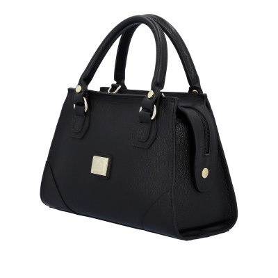 Mala de mão preta com pegas e detalhes metálicos