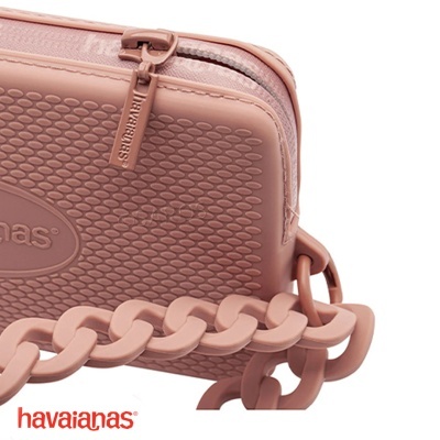 Mala pequena cor de rosa com textura de gotas, fecho de correr e corrente grossa da mesma cor