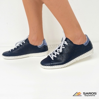 Sapatos de pele azul marinho com padrão em flores, atacadores brancos e sola branca